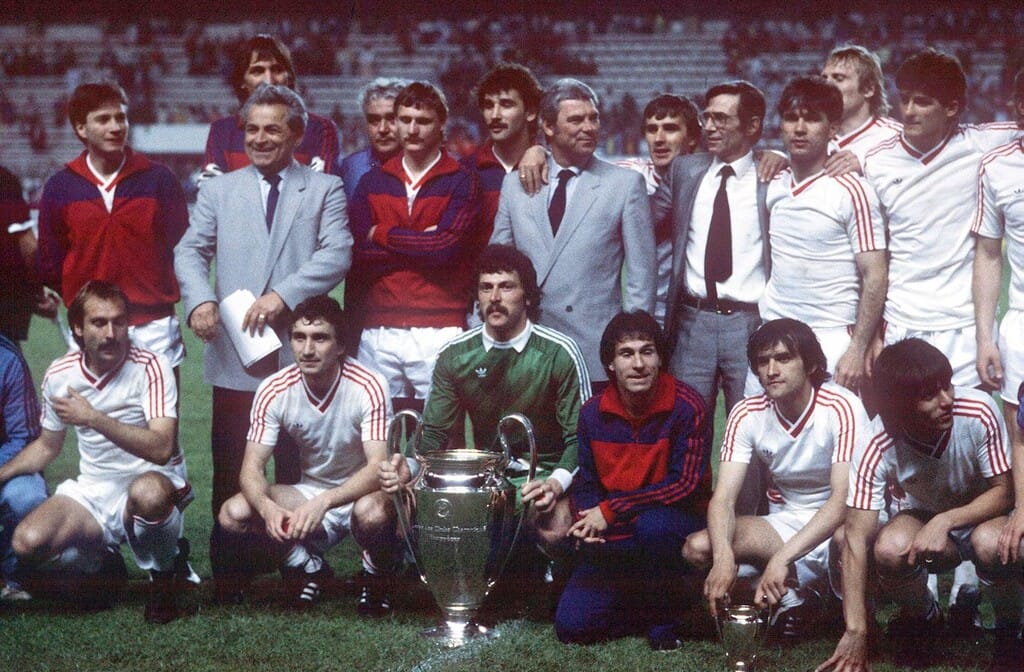 η Στεάουα Βουκουρεστίου σήκωσε το 1986 Κύπελλο Πρωταθλητριών Ευρώπης. Και μάλιστα με αντίπαλο τη Μπαρτσελόνα στον τελικό και με ήρωα τον τερματοφύλακα Ντουκαντάμ.