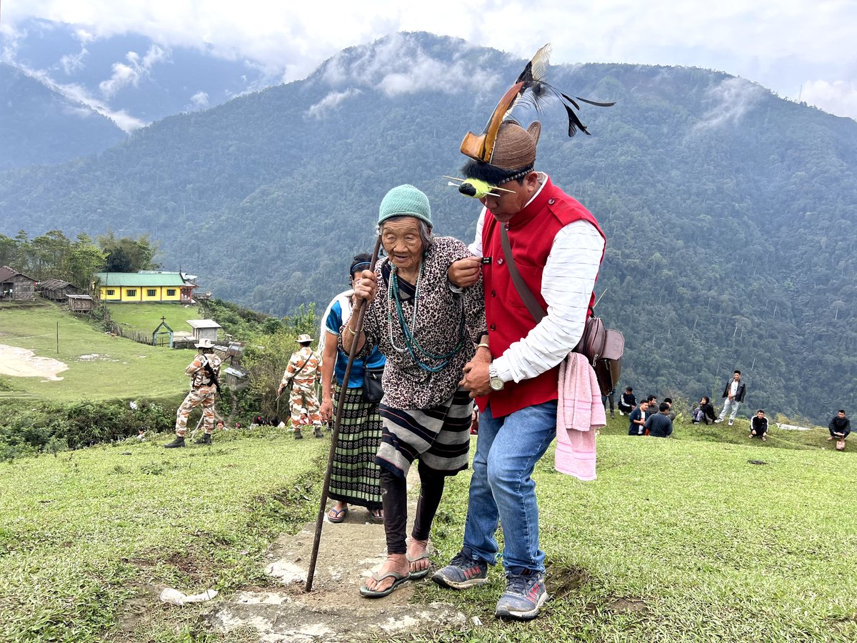Determination knows no age: Behold the inspiring voter from Kurung Kumey District,#ArunachalPradesh,who,with unwavering resolve, ventures to the polling booth to exercise her democratic right #YouAreTheOne 👉

#ChunavKaParv #DeshKaGarv #GeneralElections2024 #LokSabhaElection2024