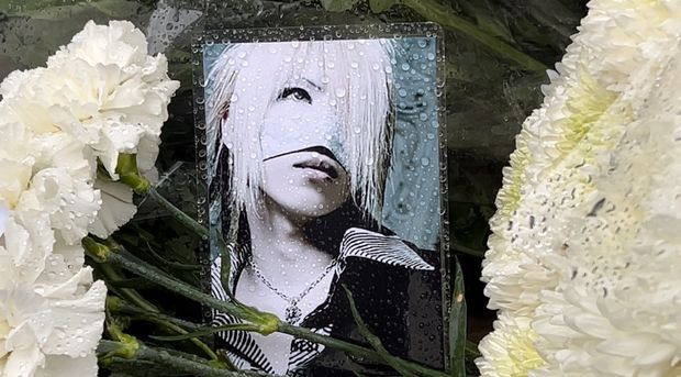livedoornews's tweet photo. 【追悼】「the GazettE」REITAさん死去、ロシアの日本大使館でファンが献花
https://t.co/tcPMIhZ65H

ロシアのファンの代表から「追悼の献花をしたい」との申し出があったという。祭壇には日本語で「レイタさん、ありがとう」などと手書きされたメッセージが並び、抱き合って涙するファンの姿も。 https://t.co/6ZFjTsWZ1p