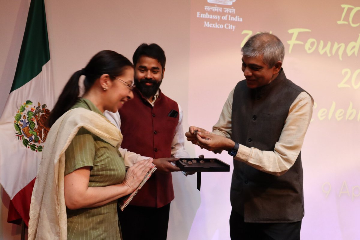 Con motivo del 75º Día de la Fundación del ICCR, el Dr. Pankaj Sharma, Embajador de la India en México, presentó un broche conmemorativo, que luego fue entregado a todos los exalumnos del ICCR. @iccr_hq @IndEmbMexico @MinOfCultureGoI @rajeev_rajeev @abhinaw_r