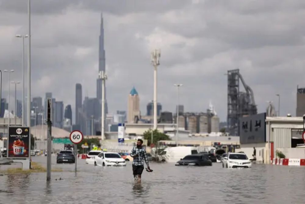 Channeliam's tweet image. Heavy rains flood Dubai International Airport, disrupting flights from India. Air India and IndiGo cancel services, impacting travel for passengers. #DubaiAirport #flightdisruption #AirIndia #Indigo