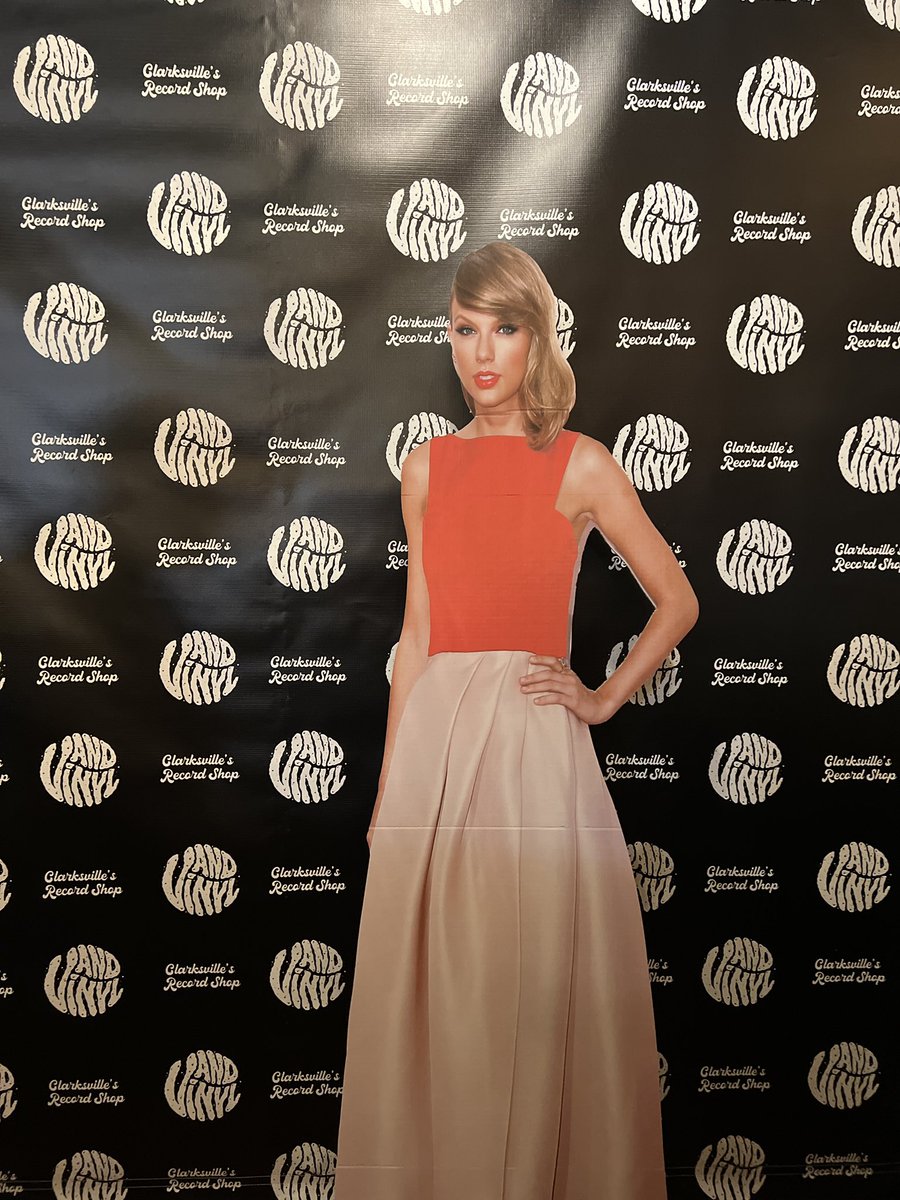 celiacsnacks's tweet photo. Midnight #THETORTUEDPOETSDEPARTMENT record store party! 

@taylornation13 
@taylorswift13 https://t.co/hFll1ckuqv