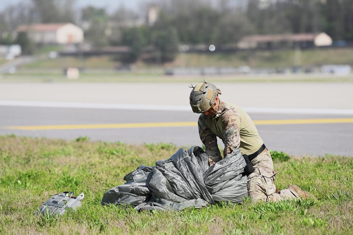 US_SOCKOR's tweet photo. Yesterday, personnel from SOCKOR, ROKSWC, U.S. Air Force, and ROKAF conducted a mass Airborne event at Osan Air Base, Republic of Korea, during Korea Flying Training 2024, to maintain our high level of SOF proficiency. 🇰🇷🇺🇸 #SOCKOR #ROKSWC #KFT24 #wegotogether @7thAF https://t.co/pPiT0lkNqC