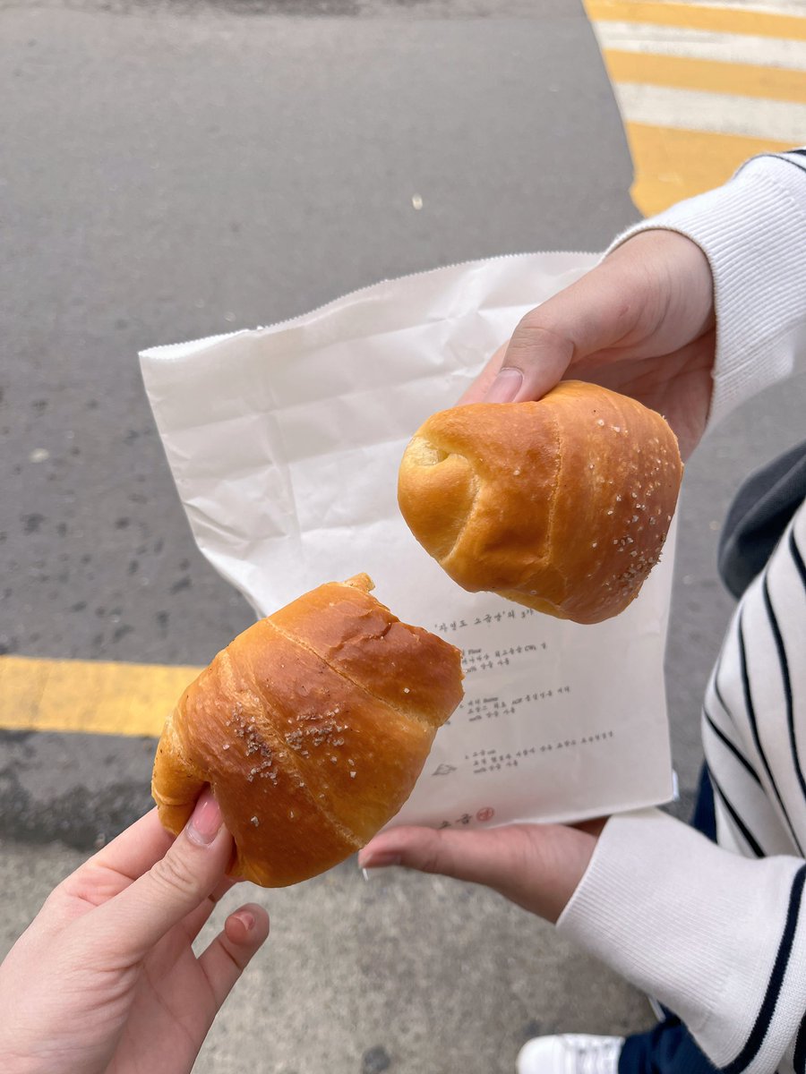 Padoinkorea's tweet photo. 🥖จากที่เมนชั่นไปทวิตก่อน ร้านขนมปังเกลือ (자연도 소금) ร้านนี้เลยจ้า อร่อยแบบแสงออกปากที่แท้ทรู กรอบนอกนุ่มใน กลิ่นเนยหอมเตะจมูกมาก 1 เซ็ตมีอยู่ 4 ชิ้น ราคา 12,000₩ แนะนำให้ซื้อไปหลายๆเซ็ตเพราะกินเพลินมาก เก็บไว้เอาไปอุ่นใหม่ก็ยังอร่อยอะคิดดู ร้านทำถึงเกิ้นนน เสียดายที่ป้าสั่งมาแค่เซ็ตเดียวจะต่อคิวใหม่ก็แถวยาวเกิน แนะนำมากๆ ใครมาขอให้กินไม่ผิดหวังแน่นอน #รีวิวเกาหลี #ป้าโดอินโคเรีย

📌พิกัด : [NAVER Map]
Jayeon Do Salted Bakery in Seongsu
서울 성동구 연무장길 56-1 1층
https://t.co/apNbnlckCF