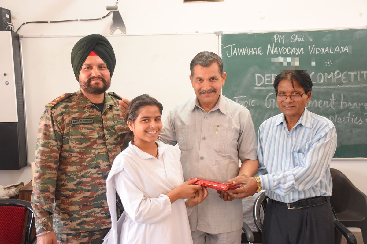 IndianArmy organised a debate on single-use plastic in #Akhnoor, encouraging students to think creatively for a cleaner environment. #IndianArmy