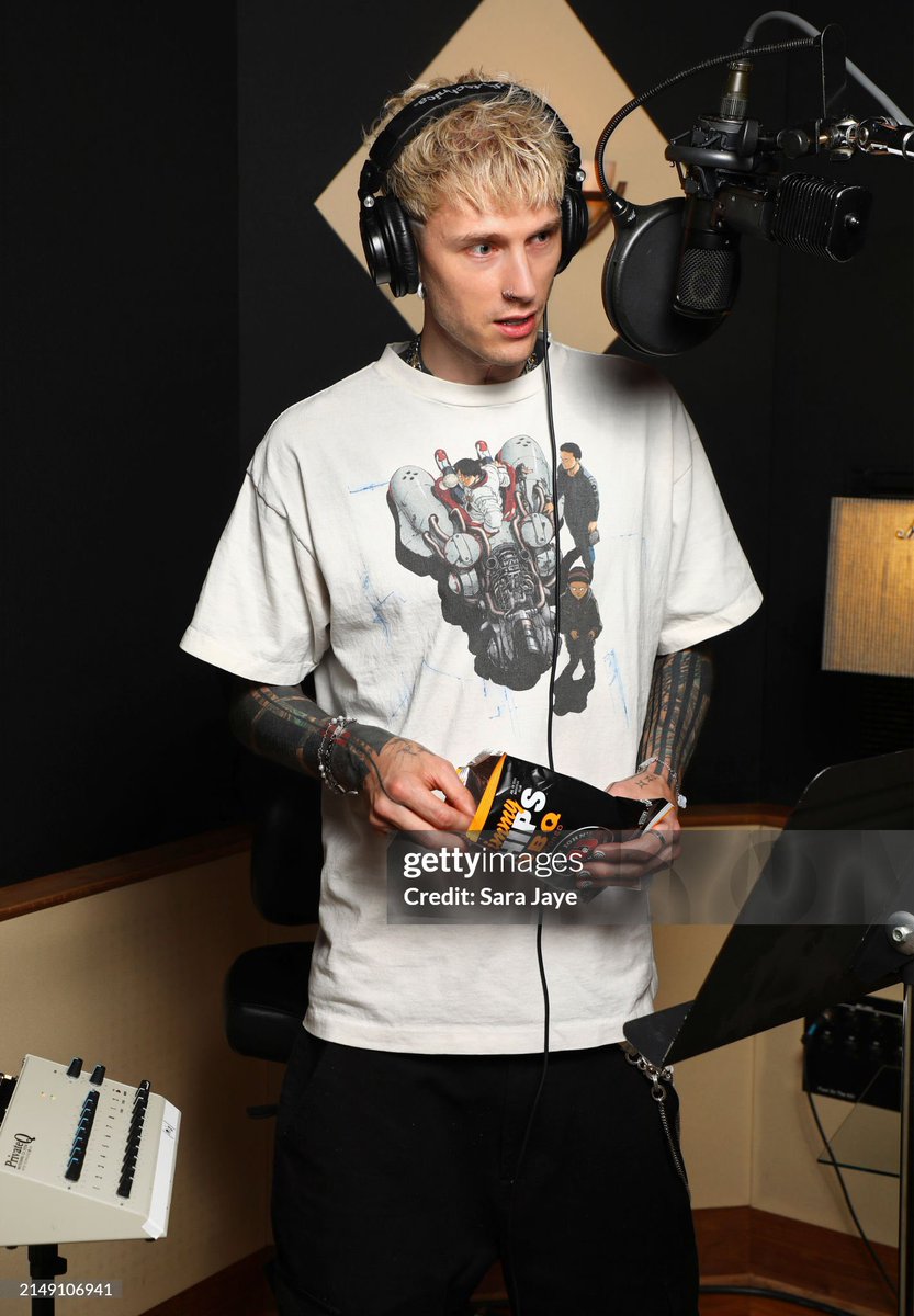@machinegunkelly eating Jimmy John’s Deliciously Dope Dime Bag meal combo during a recording session in Nashville, Tennessee via GettyImages 😋