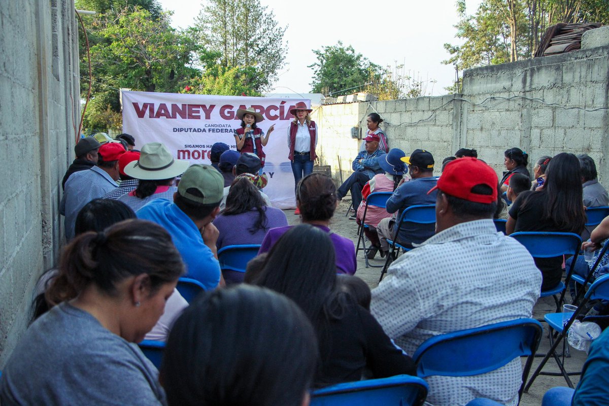 vianeygarciar_'s tweet photo. Cada uno de los pueblos de la región tienen diferentes problemáticas, nuestra función es tocar las puertas indicadas para dar apertura al diálogo y solución y así construir en favor de todxs, esto platicamos en San Juan Tlale. Vamos #ConTodoElPower para que siga la 4T. ♥️ https://t.co/b0h8Myi9yU