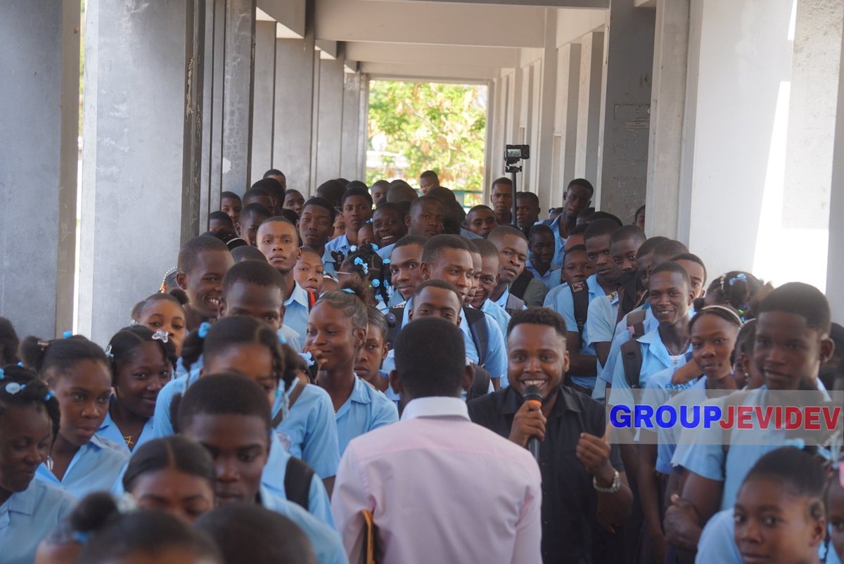 GROUPJEVIDEV's tweet photo. Ces sessions d'orientation visent à renforcer 𝐋𝐄𝐒 𝐂𝐀𝐏𝐀𝐂𝐈𝐓É𝐒 𝐃𝐄 𝐍𝐎𝐒 𝐉𝐄𝐔𝐍𝐄𝐒, les aidant à identifier les 𝐕É𝐑𝐈𝐓𝐀𝐁𝐋𝐄𝐒 𝐋𝐄𝐀𝐃𝐄𝐑𝐒 et à 𝐑É𝐒𝐈𝐒𝐓𝐄𝐑 𝐀𝐔𝐗 𝐈𝐍𝐅𝐋𝐔𝐄𝐍𝐂𝐄𝐒 𝐍É𝐅𝐀𝐒𝐓𝐄𝐒 qui les entourent.

📸 : Moviel, LeBon et Raphal Design https://t.co/KVYfB8GSLt