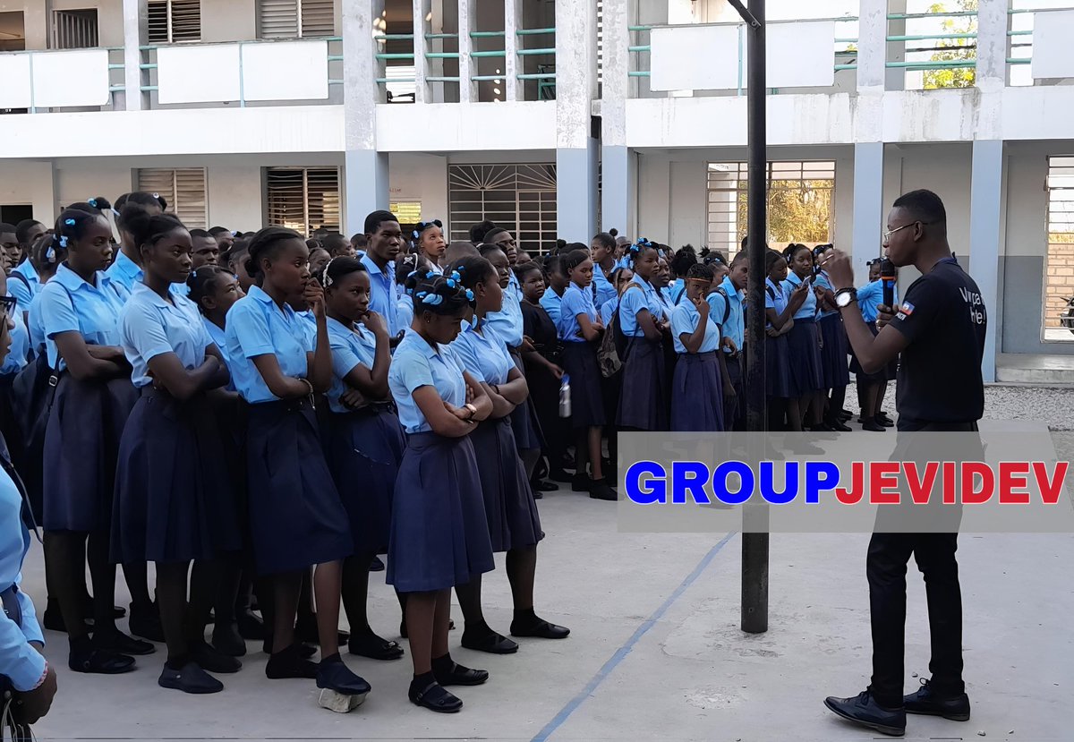GROUPJEVIDEV's tweet photo. Ces sessions d'orientation visent à renforcer 𝐋𝐄𝐒 𝐂𝐀𝐏𝐀𝐂𝐈𝐓É𝐒 𝐃𝐄 𝐍𝐎𝐒 𝐉𝐄𝐔𝐍𝐄𝐒, les aidant à identifier les 𝐕É𝐑𝐈𝐓𝐀𝐁𝐋𝐄𝐒 𝐋𝐄𝐀𝐃𝐄𝐑𝐒 et à 𝐑É𝐒𝐈𝐒𝐓𝐄𝐑 𝐀𝐔𝐗 𝐈𝐍𝐅𝐋𝐔𝐄𝐍𝐂𝐄𝐒 𝐍É𝐅𝐀𝐒𝐓𝐄𝐒 qui les entourent.

📸 : Moviel, LeBon et Raphal Design https://t.co/KVYfB8GSLt