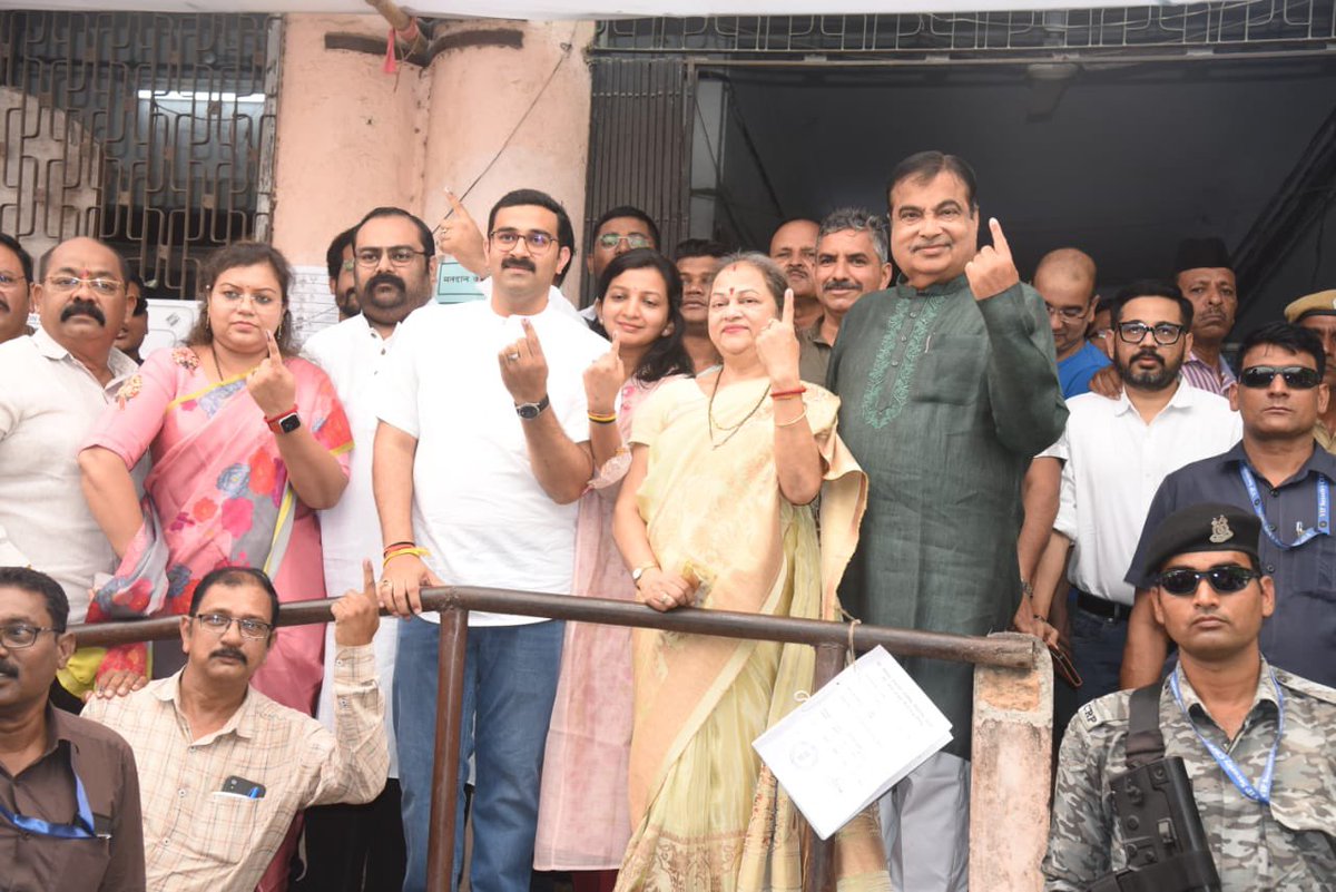 nitin_gadkari's tweet photo. 📍 नागपुर 

लोकसभा चुनाव 2024 के प्रथम चरण में नागपुर के टाउन हॉल में आज परिवार के साथ मतदान किया।

#LokSabhaElections2024
#GeneralElections2024 https://t.co/n95f4hnMNM