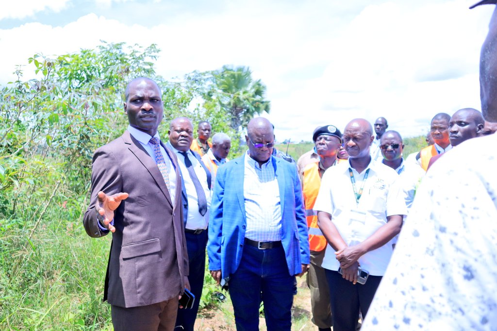 Upon invitation by the Member of Parliament for Ayivu East, Arua City, @GeoffreyFeta I visited Arua Airstrip to discuss Project Affected Persons concerns with local leaders . Arua Airstrip is to be developed into an International Airport to serve as an alternative to Entebbe.