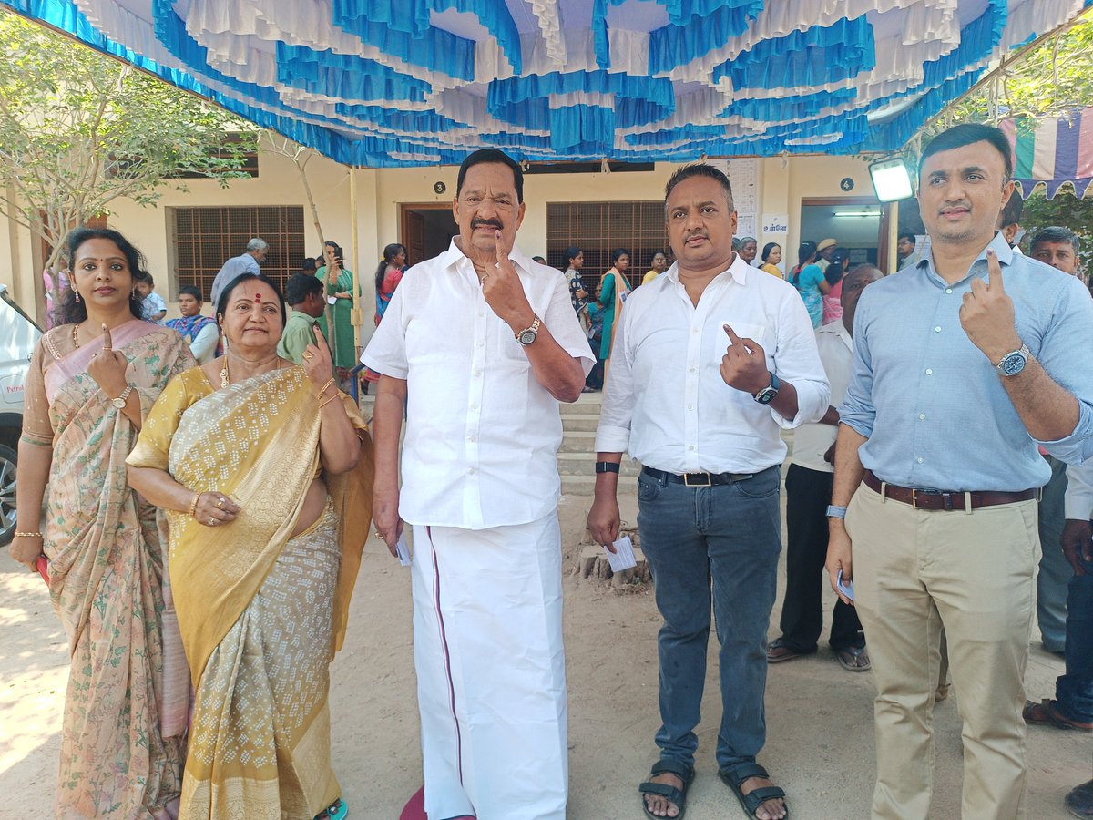 Minister for Handlooms and Textiles R Gandhi, accompanied by his family, exercised their voting rights at Gangadaraa School in Ranipet. #ElectionWithTNIE @NewIndianXpress @xpresstn