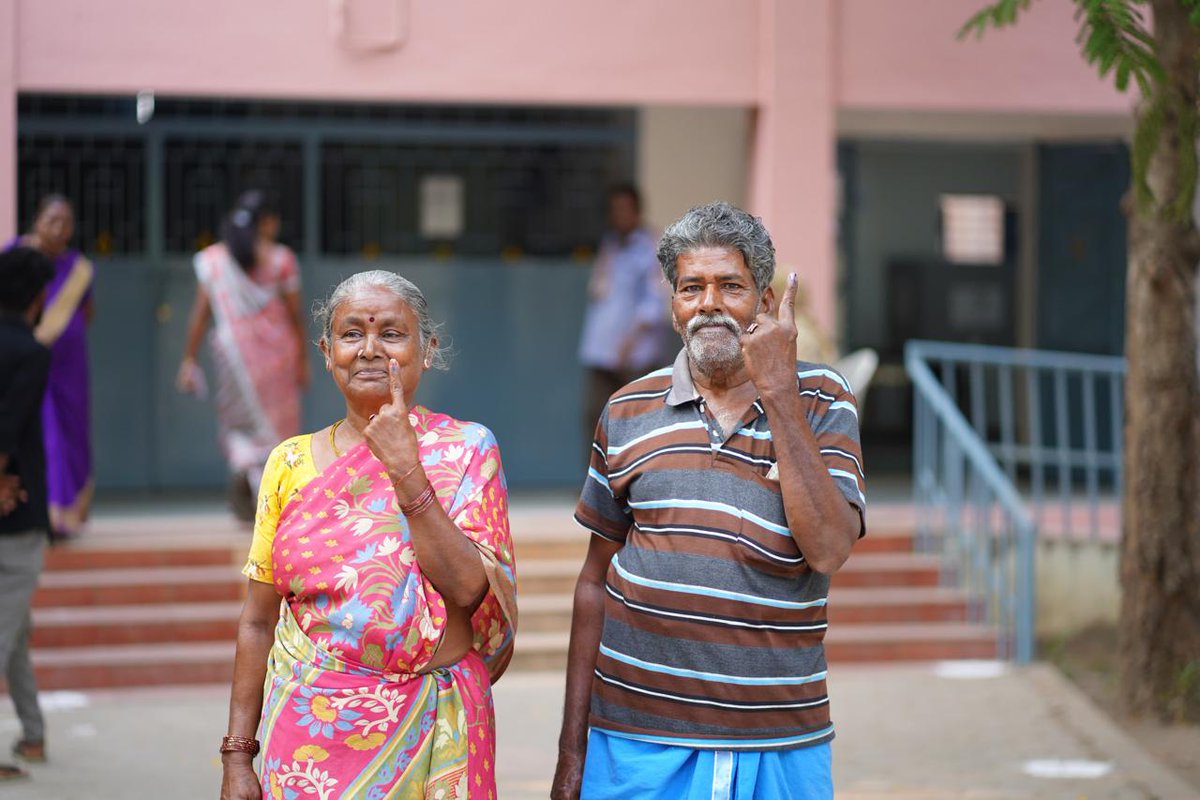 ErodeSVEEP's tweet photo. Age is just a number when it comes to democracy! 🗳️
Our senior citizens lead by example, casting their votes and showing off their inked fingers with pride.
Every vote counts!

#தேர்தல்திருவிழாதேசத்தின்பெருவிழா
#VoteErodeVote #GoVoteTN #TNElections2024 #Election2024 #SVEEP #ECI https://t.co/EtnvF5fBFj