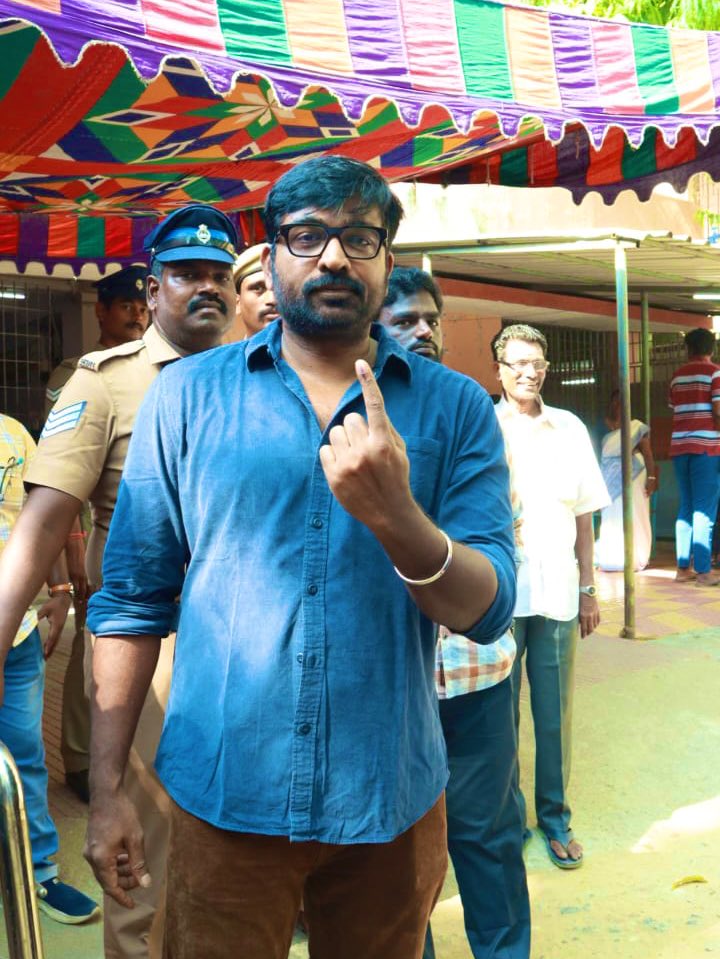 Bulletvikki's tweet photo. சென்னை கீழ்ப்பாக்கம் வாக்குச்சாவடியில் வரிசையில் காத்திருந்து தனது வாக்கினை பதிவு செய்தார் அண்ணன் விஜய் சேதுபதி

#NewsTamil24x7 | #VijaySethupathi | #VJS | #ParliamentaryElection2024 | #LokSabhaElection2024 | #VotingDay https://t.co/qDzkJ4IpLI