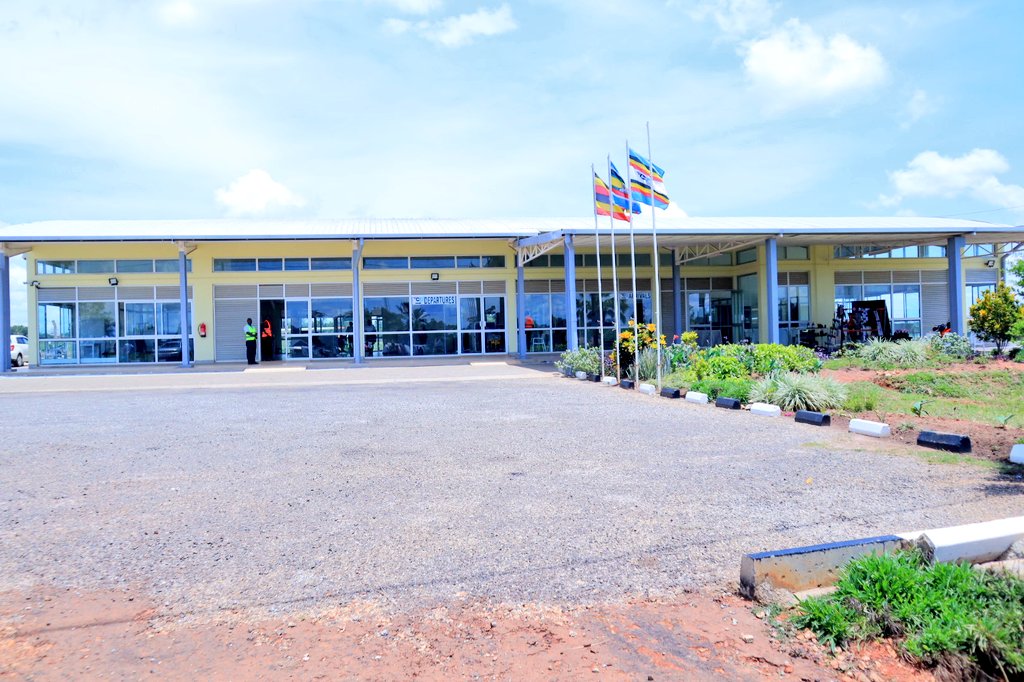 I have directed @UgandaCAA to expedite the process of settling the PAPs to pave way for the development of Arua Airstrip into an International Airport to handle traffic from Uganda, DRC & South Sudan owing to it's strategic location in the administrative capital of West Nile.