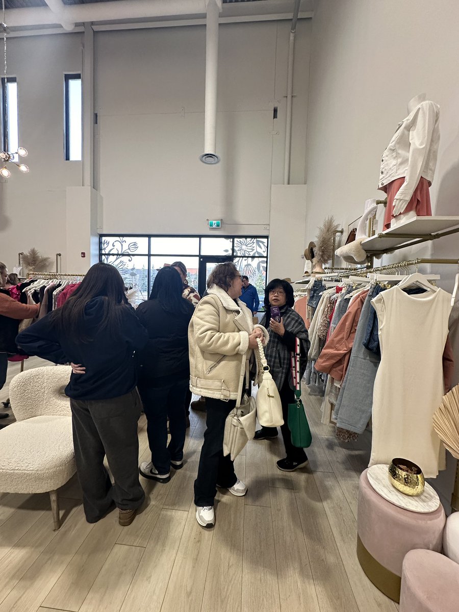 cashmobstalbert's tweet image. Elle’s Boutique: What a delightful local small business! Thank you to Michelle and her team for hosting our #cashmob tonight! Nothing like 40 people coming to shop at your local small business to give it a boost! Shop in person or online ellesboutique.ca