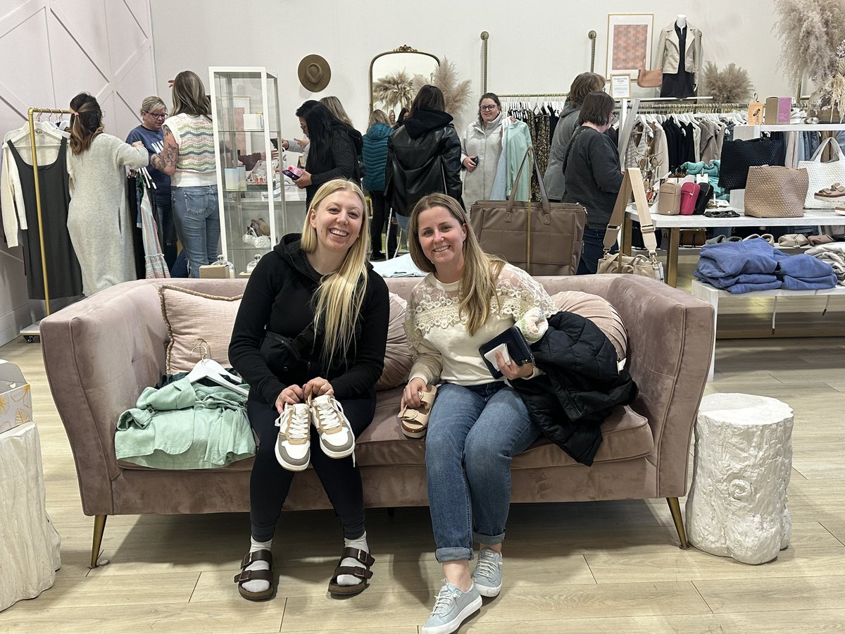 cashmobstalbert's tweet image. Elle’s Boutique: What a delightful local small business! Thank you to Michelle and her team for hosting our #cashmob tonight! Nothing like 40 people coming to shop at your local small business to give it a boost! Shop in person or online ellesboutique.ca