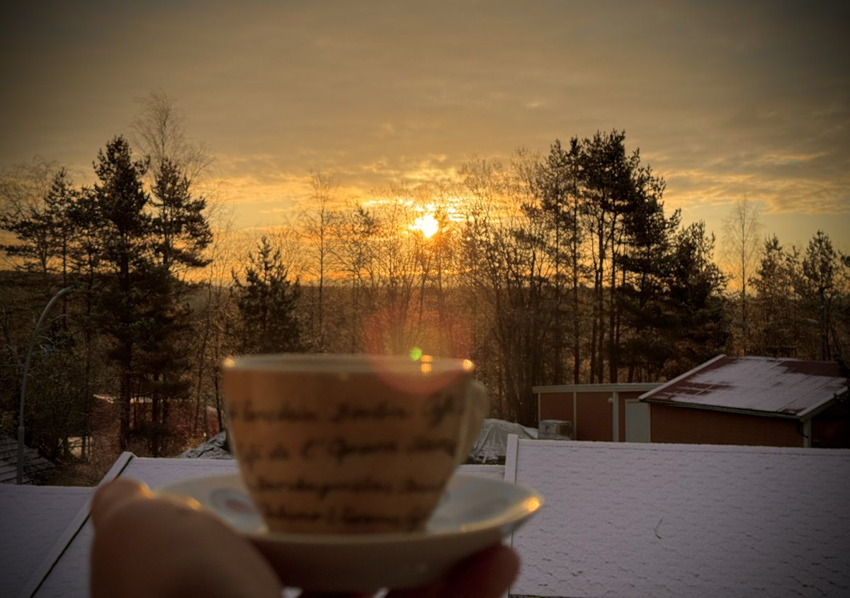 Günaydın ☀️☕️ Yaktak odasından gündoğumu izleyip kahve mi içiyorum. Akşam kar yağdı ama gün içinde erir 😁