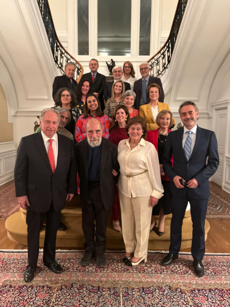 drinarendic's tweet photo. Qué honor compartir con @ZuritaRa en su cena-homenaje en la Embajada de Chile en Washington.
Una grata invitación, la del Embajador Juan Gabriel Valdés @jg_valdes, y su señora, @a_echeni, a un íntimo evento donde celebramos la trayectoria y vigencia del poeta. 🧵
#RaúlZurita https://t.co/FHg4tWgahT
