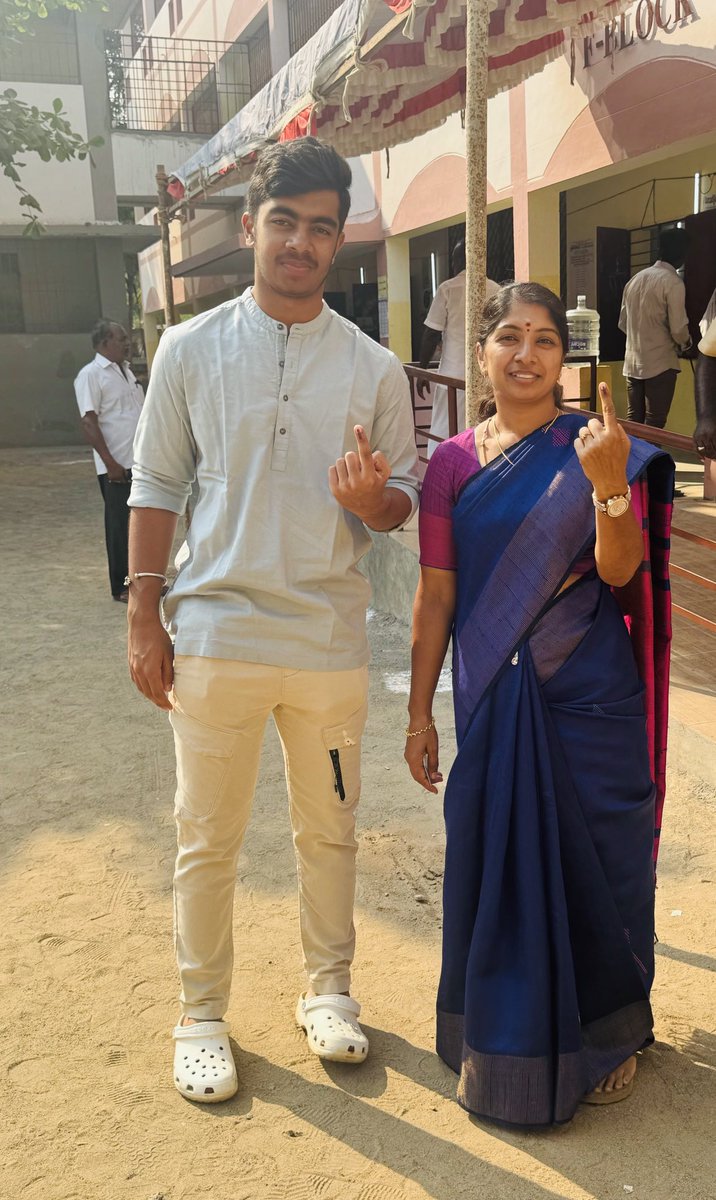MeenaBJP5's tweet photo. ஜனநாயக கடமையை 
நிறைவேற்றிய தருணம் 
வேண்டும் மோடி மீண்டும் மோடி⁦@bjpmpriya⁩ https://t.co/qai0MGkxKC