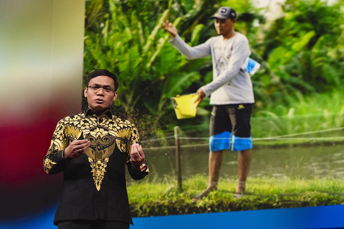 Saya merasa bersyukur pernah dipaksa ikut lomba pidato SMP, disuruh jadi khotib di mesjid SMA, orasi waktu pelantikan himpunan, dan lomba pitching pas kerja. Jadi, pas diminta jadi speaker di main event TED di Vancouver, nggak bikin malu Indonesia lah.