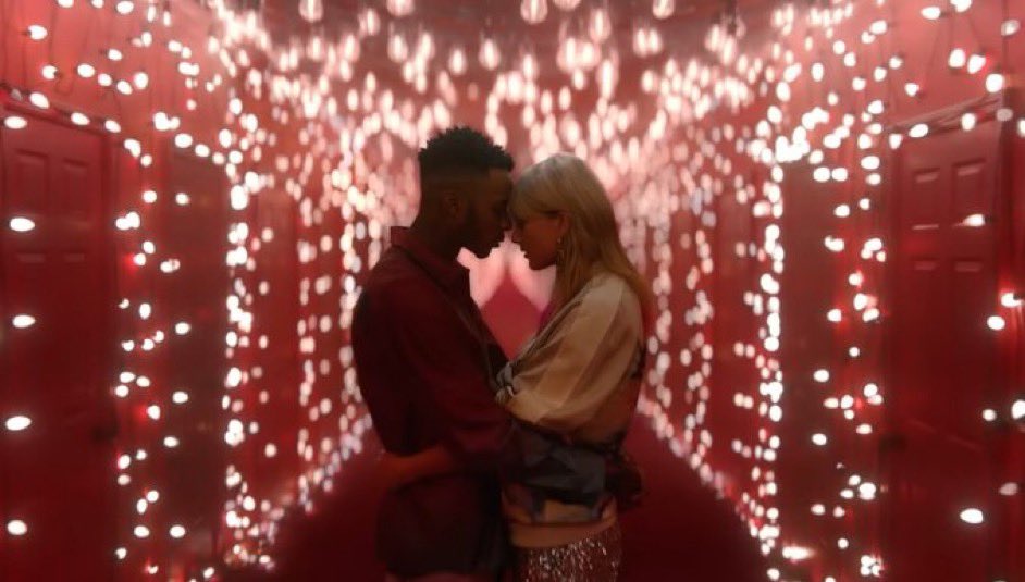 Glowing_ghost's tweet photo. guilty as sin? Es para las chicas que idealizan las relaciones, las que están enamoradas de lo que puede ser y no de lo que es, crean películas románticas en su cabeza para justificar lo solas que están, es para las delulu, somos las que creemos en lover pero estamos en #TSTTPD https://t.co/Hoec1Iw1Gy