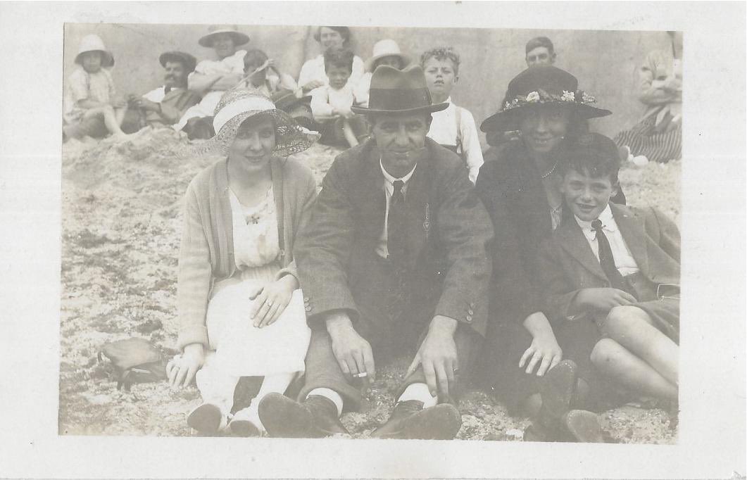 💜Mystery Faces🤔from my #OldPhotos collection💜
Who are these people?
Strangers or Ancestors?
💜A captured moment in their lives, unknown, unnamed unless you recognise them?🤔
#FamilyHistory 💜More new additions💜At the #Seaside 🏖️