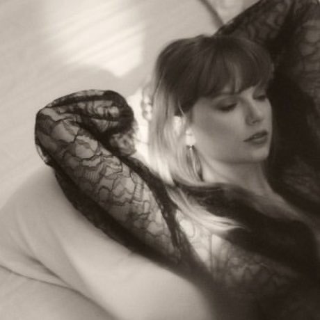 beepopofc's tweet photo. Review: Com exceção das duas primeiras músicas, o álbum inteiro é impecável, liricamente triste e sonoramente triste e sensual. A produção peca em poucos detalhes mas surpreende em vários outros. Álbum maduro, o mais diferente da carreira e também o melhor. Parabéns, loirinha! https://t.co/dh2kNRJMbc