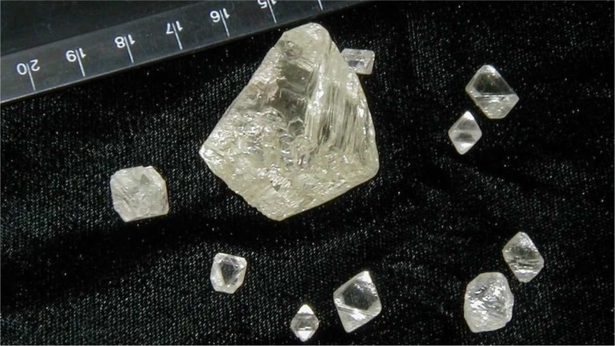 BC8 એ એક અલગ કાર્બન તબક્કો છે, ડાયમંડ નથી, પરંતુ તે ખૂબ જ સમાન છે : સંશોધકોનું તારણ

DIAMOND CITY NEWS, SURAT

#BC8 #DiamondCityNews #DiamondResearch #DIAMONDTECHNOLOGY #Diamonds #IvanOleynik #jewellery #JonEggert #RoughDiamonds #SuperComputer

diamondcitynews.com/body-cantered-…