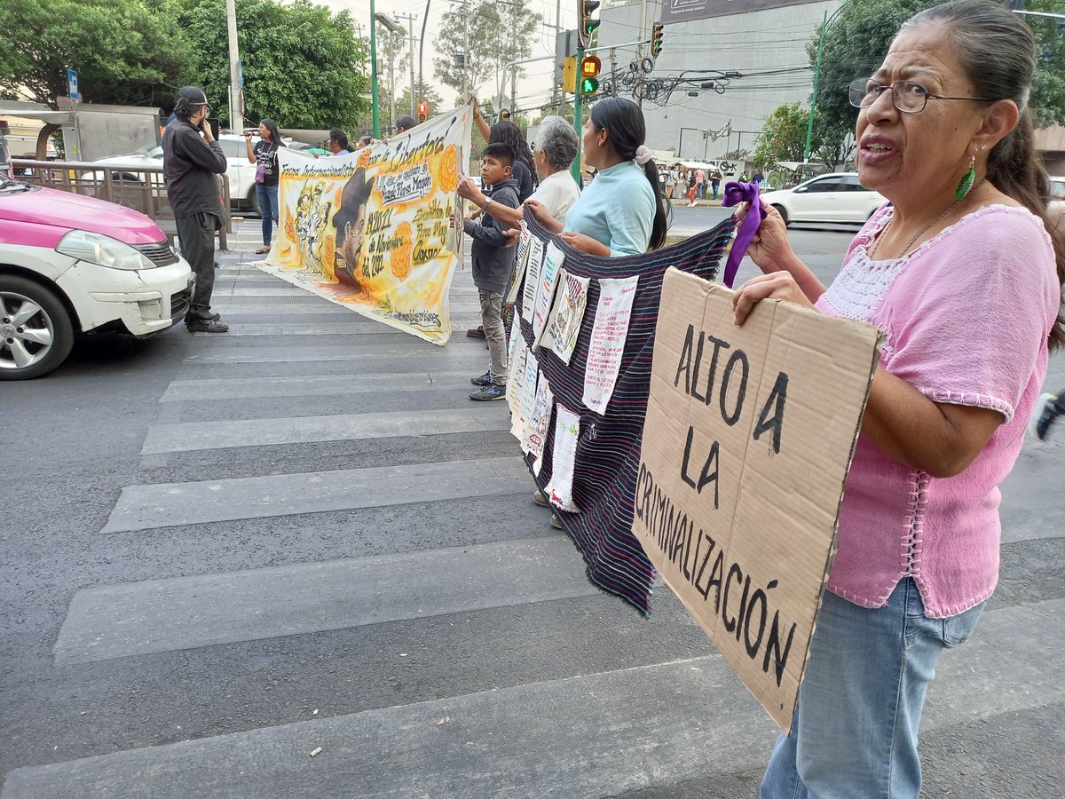 Continua el plantón en el @CJF_Mx Donde hoy por la tarde-noche se hicieron bloqueos intermitentes para presionar a los funcionarios del Consejo e informar a la ciudadanía del motivo del bloqueo. Les exigimos se dignen solucionar las demandas de las #MujeresMazatecasPorLaLibertad