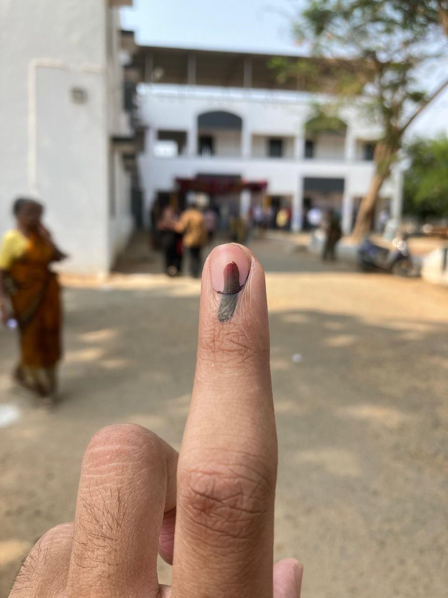 Traveled from Mumbai and voted for @annamalai_k for Coimbatore Lok Sabha. He's 100% going to emerge victorious! फिर एक बार मोदी सरकार! 🪷 Abki Baar 400 Paar! 🪷