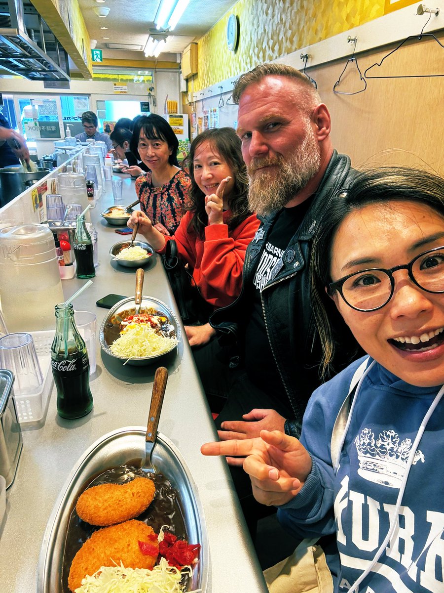 ゴーゴーカレー🍛 (まゆゆはラーメン食べたかったようです) #敏腕ジャーマネまゆゆ @JoshLBarnett