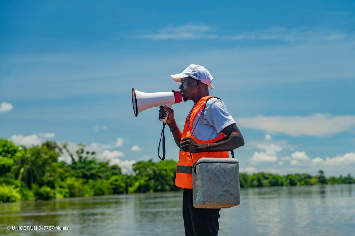 À bord d’une pirogue en bois, ces vaccinateurs soutenus par l’UNICEF naviguent vers l’ilot de Katingi en République démocratique du Congo pour vacciner les enfants contre la poliomyélite. #PourChaqueEnfant, un avenir sûr et en bonne santé.