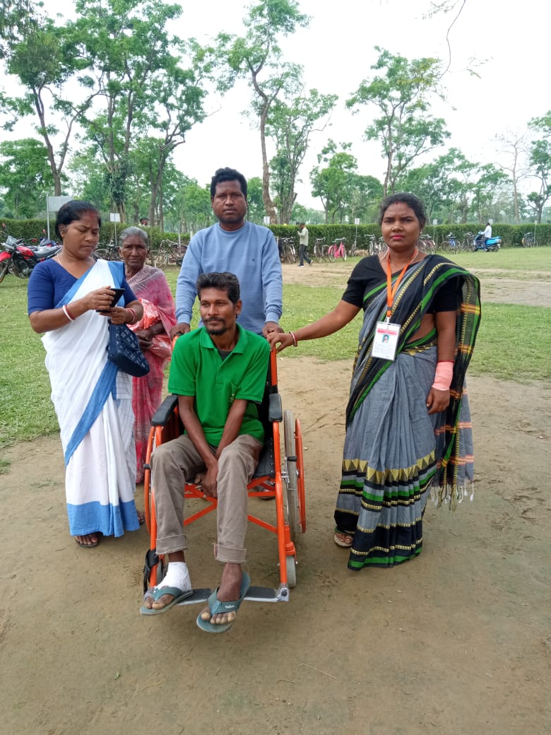 airnews_ghy's tweet photo. A voter is being assisted at Tinsukia while he is on his way to vote.
#LokSabhaElection2024 #Asssm
#Elections2024 https://t.co/BIsJFHaMNq