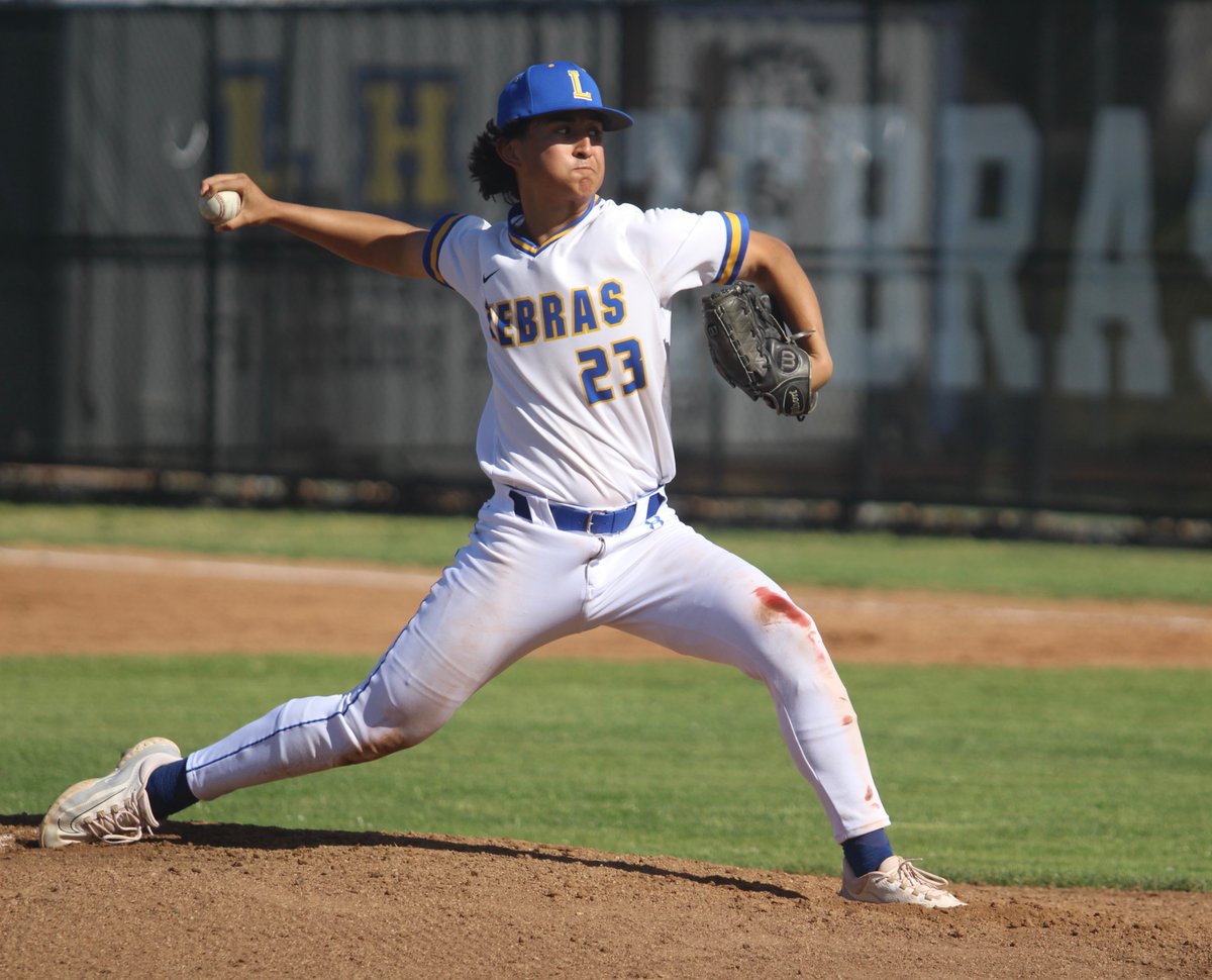 Starting pitcher Kade Spomer busted his knee sliding into second base.

But that did not stop Spomer and the Lincoln Fighting Zebras from having the Curt Schilling level toughness to even the series with Oakmont.

Story: westcoastpreps.com/spomer-curt-sc…