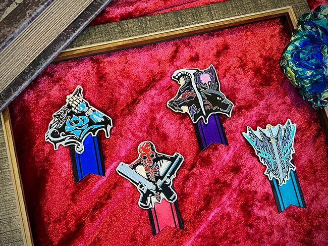 再入荷】 □Devil May Cry 5 エンブレムブローチ(ネロ、ダンテ、V