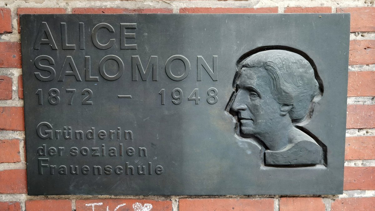 ✍️ 📖 Thema ihrer Dissertation von 1906: 'Die Ursachen der ungleichen Entlohnung von Männer- und Frauenarbeit'.

Pionierin der Sozialarbeit, unter den Nazis aus dem Dt. Reich verjagt, verstorben im Exil: Alice #Salomon (* 1872, † 1948) wurde #otd vor 152 Jahren geboren.

#Berlin