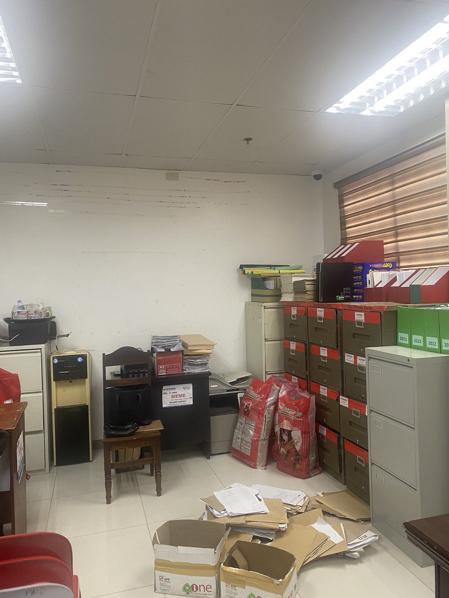 krizmuffin07's tweet photo. Pantawid staff Of Claver conducted general cleaning as part of regular BAYANIHAN WORK to ensure the implementation of 7S within the workspace. 

#BawatBuhayMahalagaSaDSWD https://t.co/YEVwXxI7f1