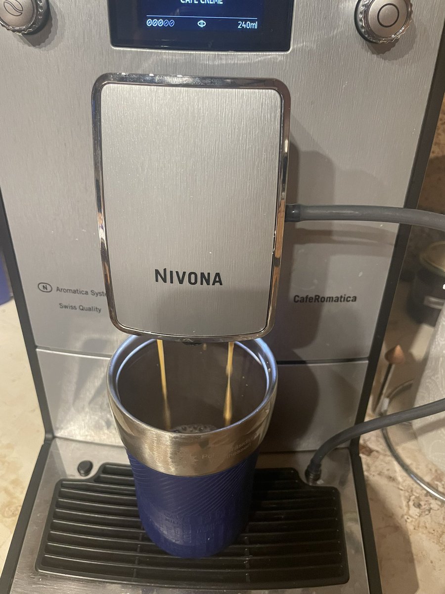 Der Tag fängt gut an. ☕️
Ich wünsche euch einen guten Morgen 🙋🏻‍♂️
Und enden wird er heute Abend im Stadion. Ich hoffe wir sehen uns. 
 🖤🤍❤️