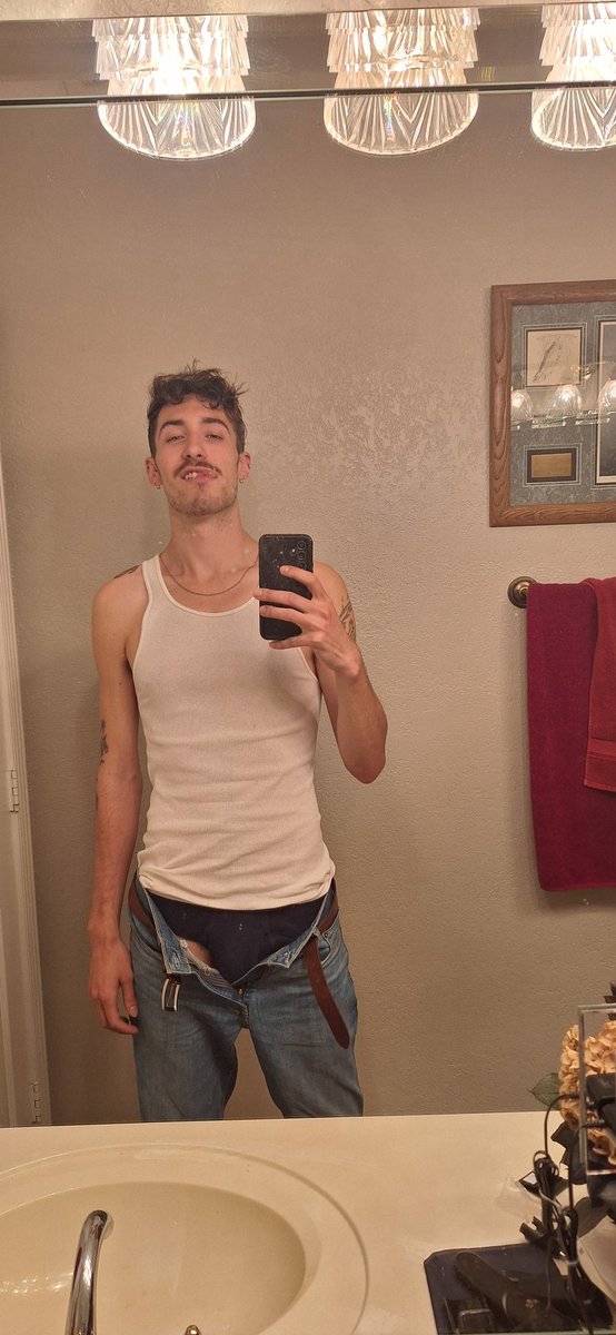 TwinkBroD's tweet photo. Please excuse the dirty mirror https://t.co/QqkIoDY096