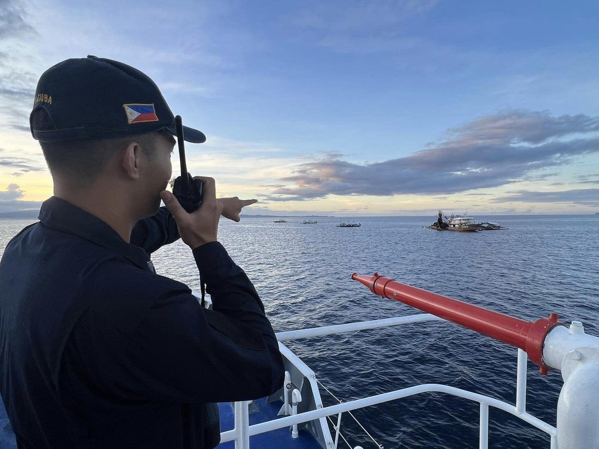 𝐋𝐎𝐎𝐊: The @coastguardph (PCG) vessel, BRP Capones (MRRV-4404), and BFAR Fisheries Protection and Law Enforcement Group apprehended F/V Rodjard conducting illegal, unreported, unregulated fishing (IUUF) activities within the vicinity waters off Hilongos, Leyte. 

(1/2)