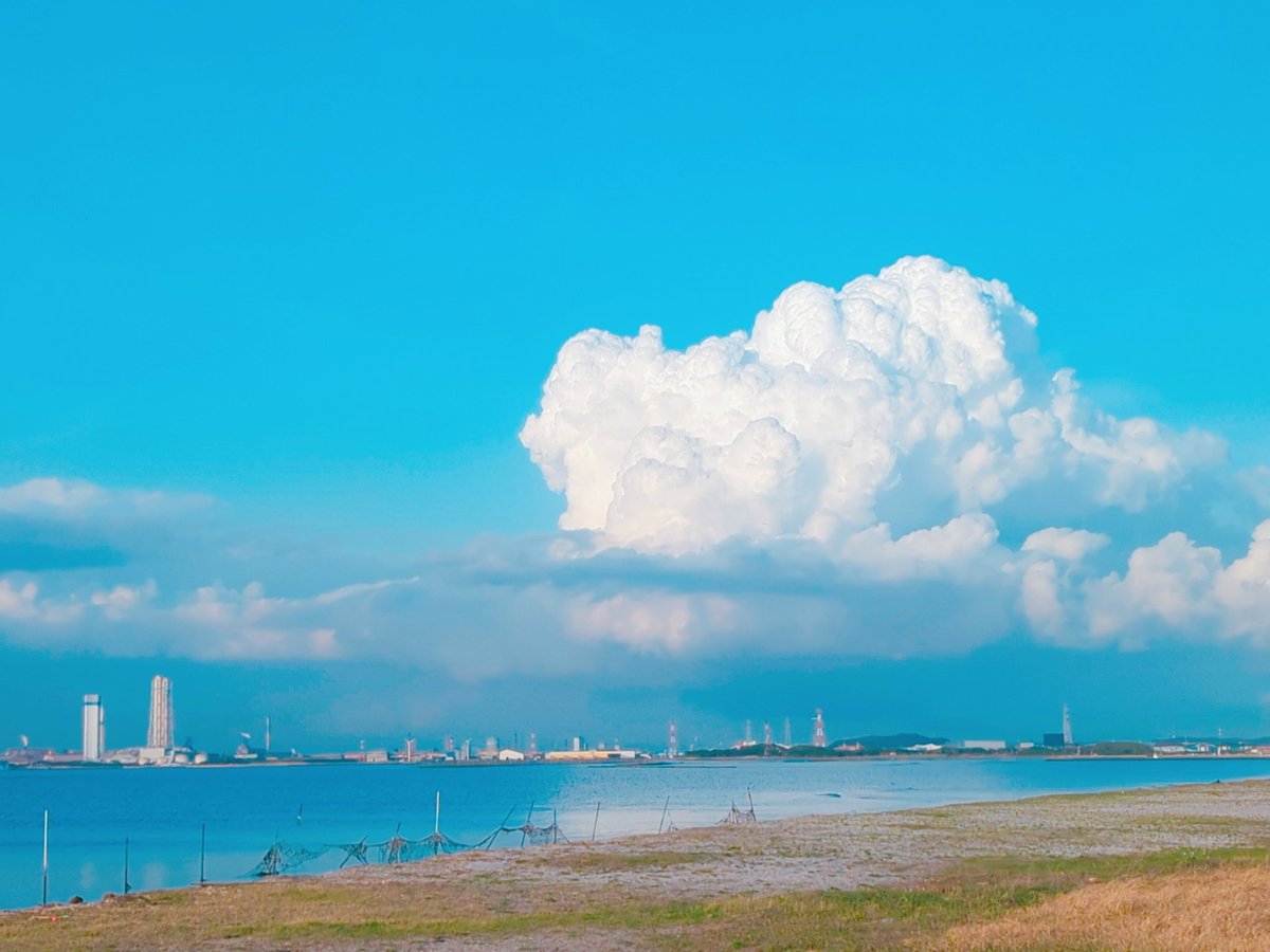 larapoco14's tweet photo. 4月なのに夏みたいな雲☀️💞
今年の夏も暑くなりそう٩( 🔥ω🔥 )و https://t.co/WxDfYULvIW