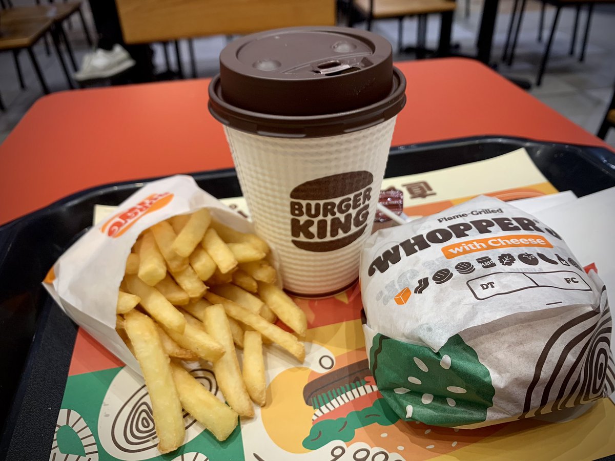 osatwo37's tweet photo. 久しぶりのバーガーキング🍔
ポテト美味しい🍟😳
いつもオニオンリングにしちゃうから…
しかし何年振りのバーガーキングだろ😇
#今日のランチ
#WHOPPERJr
#BURGERKING https://t.co/fecMcX4305