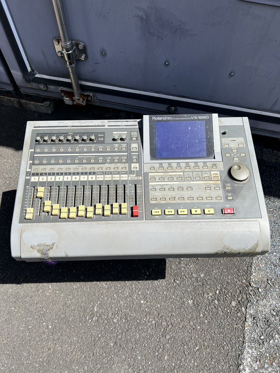 MorikuBorn's tweet photo. 倉庫の整理

二十代の頃から宅録で愛用していた機器達とお別れを決意。
10年前位から機材を入れ替えてきたんだが、思い出が詰まり過ぎてて処分できなかったHDRやMDメディアのMTR、KRKのモニタースピーカーなどなど。
たくさんの思い出をありがとう😭 https://t.co/1zbvfZIuGY