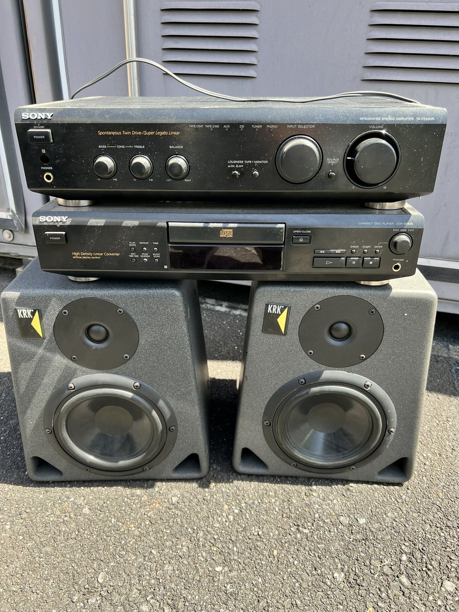 MorikuBorn's tweet photo. 倉庫の整理

二十代の頃から宅録で愛用していた機器達とお別れを決意。
10年前位から機材を入れ替えてきたんだが、思い出が詰まり過ぎてて処分できなかったHDRやMDメディアのMTR、KRKのモニタースピーカーなどなど。
たくさんの思い出をありがとう😭 https://t.co/1zbvfZIuGY