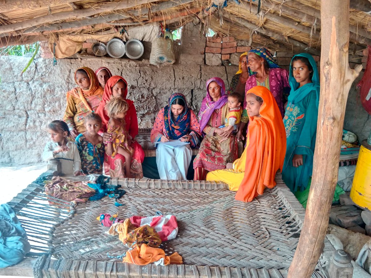 Disasters don't just displace people; they reshape communities.

Pakistan's rural areas still experience the aftermath of extreme floods, but innovative research from @IWMI_ & CGIAR’s #FCMInitiative aims to tackle climate-induced displacement head-on.

👉 on.cgiar.org/3Q8nUtf