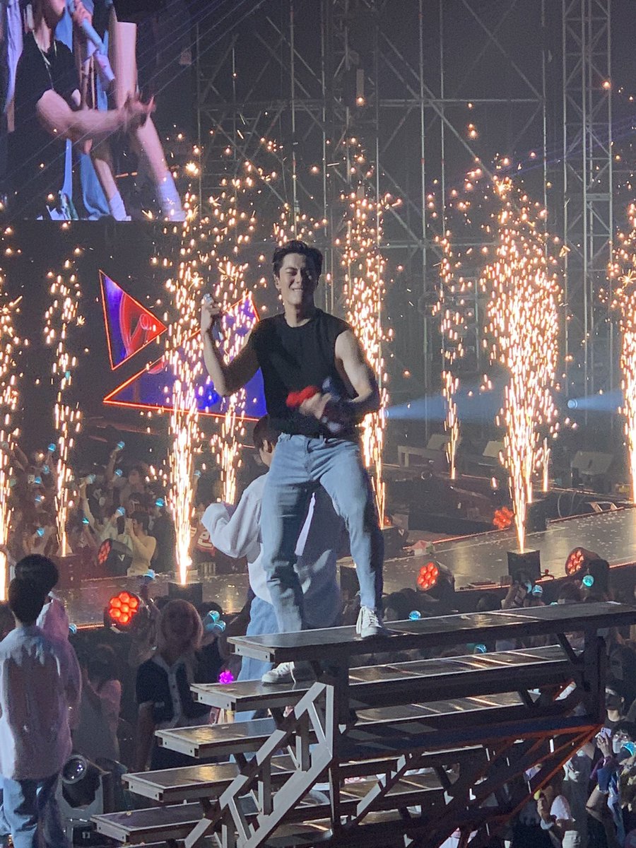 rckyroha's tweet photo. Low quality pics of a very happy, very smiley, very lovely boy at Stargazer https://t.co/kSfGcNAeKb