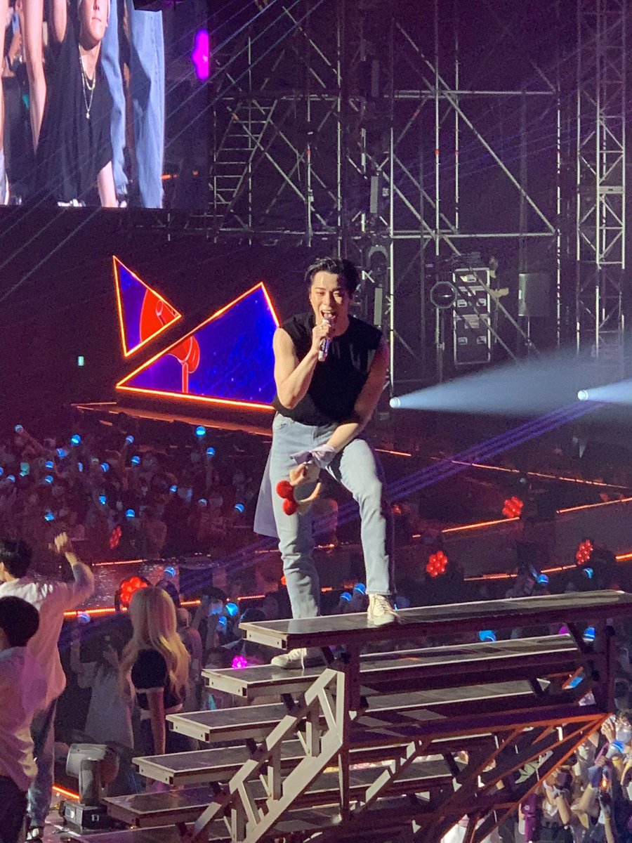 rckyroha's tweet photo. Low quality pics of a very happy, very smiley, very lovely boy at Stargazer https://t.co/kSfGcNAeKb