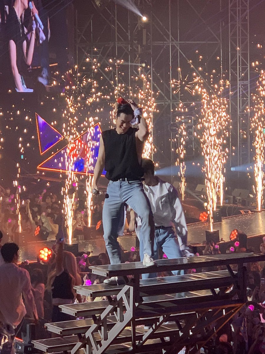 rckyroha's tweet photo. Low quality pics of a very happy, very smiley, very lovely boy at Stargazer https://t.co/kSfGcNAeKb