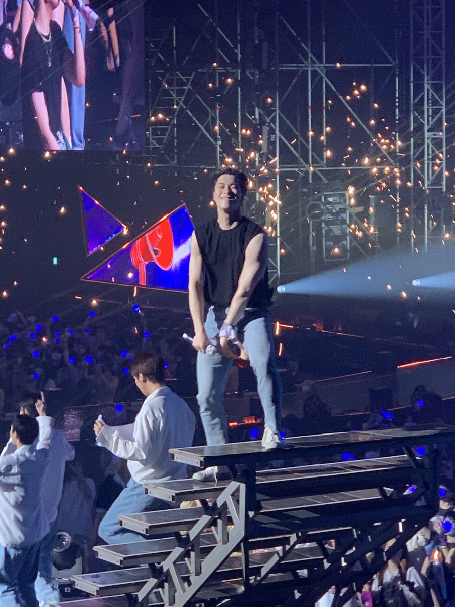 rckyroha's tweet photo. Low quality pics of a very happy, very smiley, very lovely boy at Stargazer https://t.co/kSfGcNAeKb